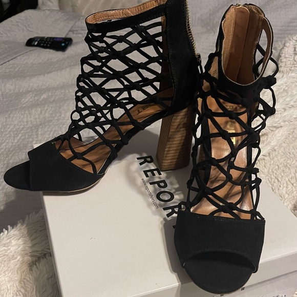 Practically NEW Report shoes size 9 - Picture 1 of 6